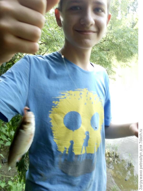 а это внука первый раз отвели на рыбалку возле дачи на речку. По счастливым глазам видно - что фишинг, это клево!!!