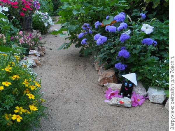 Мой маленький мобильный верный друг, цветы сфотографировал вокруг, под клумбою присел он отдохнуть, и скоро снова - в  путь...