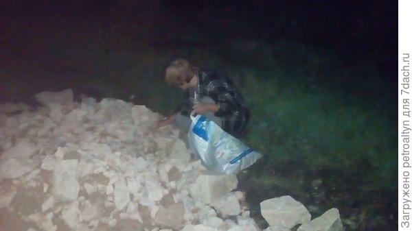 Время на часах - 23-15. Мы с сестрой вышли на сбор камней. Недалеко от нашего домика выгрузили машину для подсыпки дороги. Ну, вот как тут удержишься? Так ведь и рейсов сделали не один.