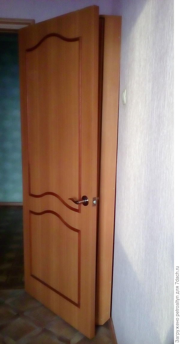 шкаф совсем не отнимает драгоценных метров полезной площади комнаты.
