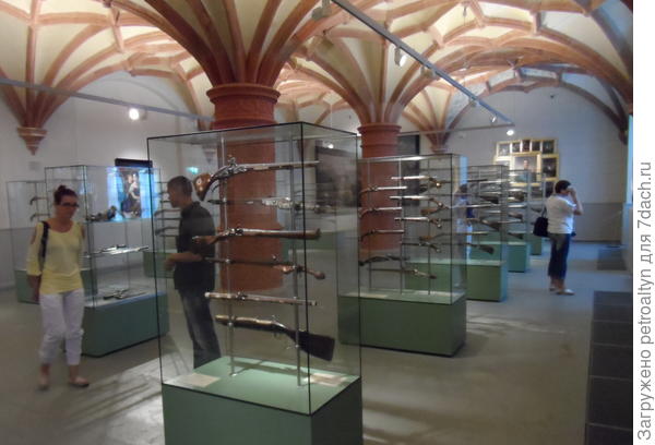 Вот, нашла у себя - своды, колонны, - архитектура похожая, ну и выставка оружия. наверное так во многих замках сейчас музеи располагаются