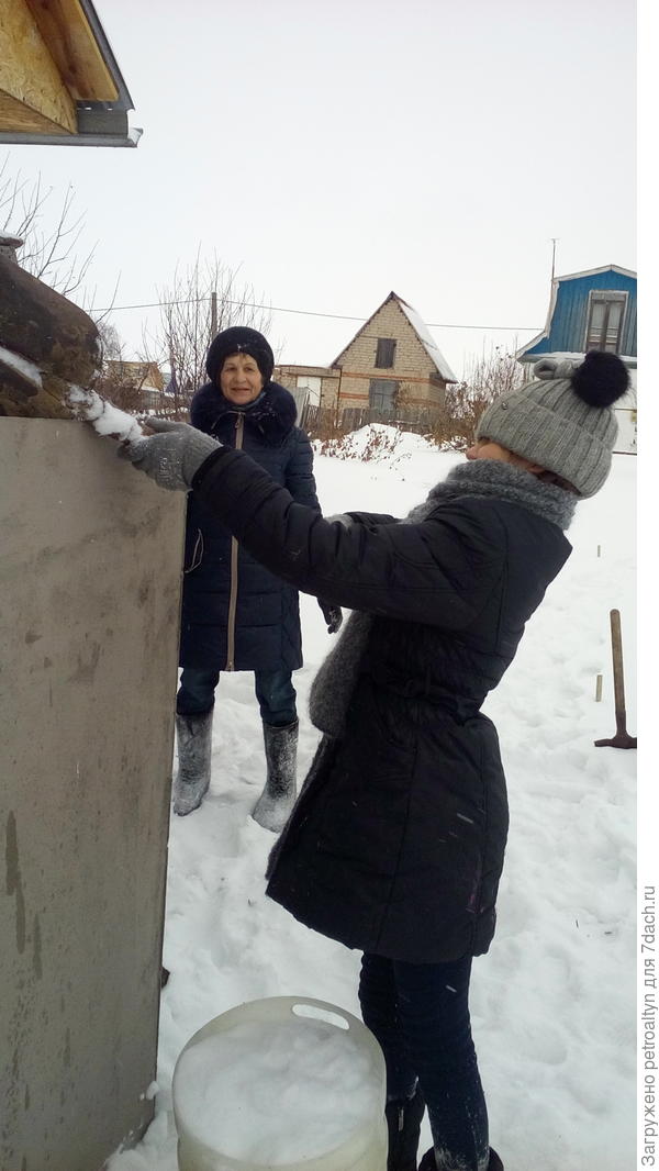 тут помощников напросилось много, снег закидываем и в емкость для воды.