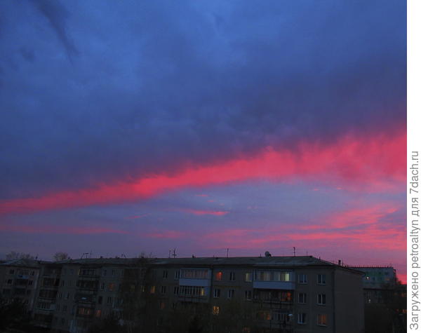 на самоизоляции очень часто смотреть подолгу в окна.. Такой вот закат красивый, но предвещающий ветер. Так и случилось.