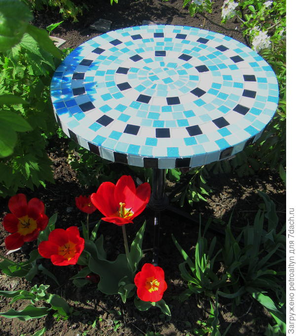 Стол для сада с мозаикой