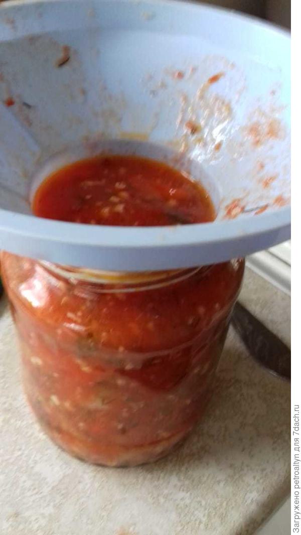 очень удобная воронка. И унее еще одна запчасть есть, которая делает воронку обычной, для бутылок с узким горлышком