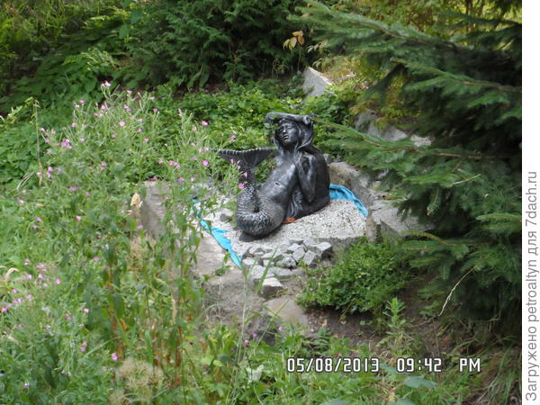 здоровую скульптуру русалки хозяин дома ежегодно выносит в сад, ниже, кстати там течет бурный ручей, который является границей частной территории