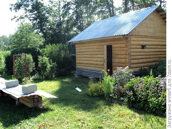 Недостроенная баня использовалась как сарай, так как не была оборудована внутри