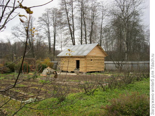 Баню только поставили. Сруб привезли из-под Смоленска