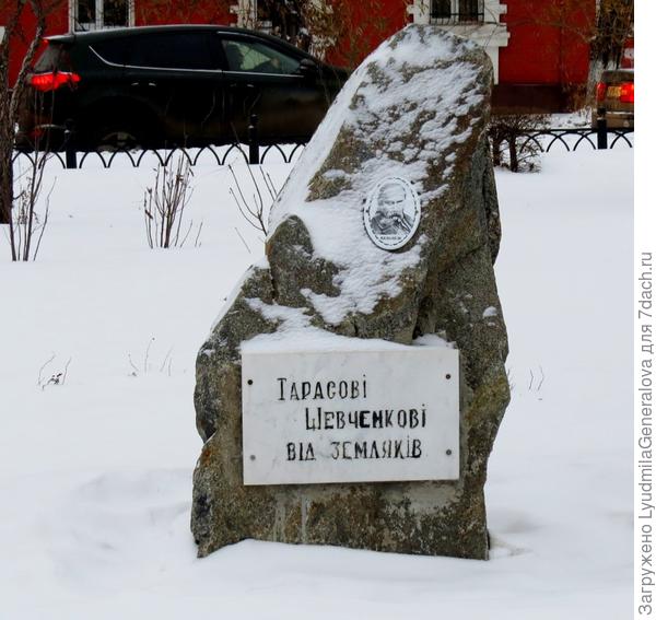 Памятный камень на улице Богдана Хмельницкого в г. Омске