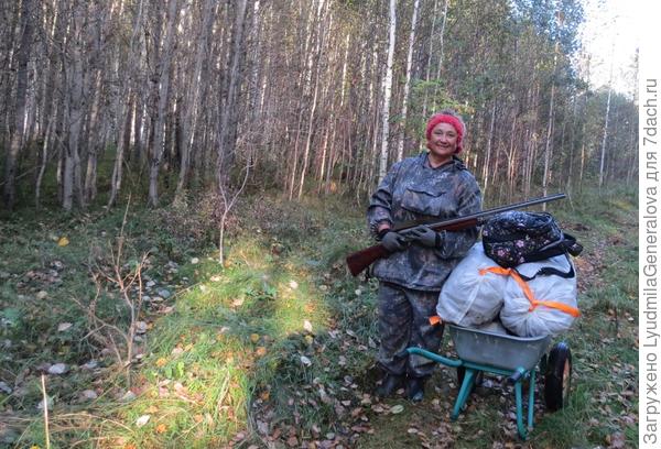 Вообще я стараюсь не выставлять личные фото. Здесь как раз с орехами возвращаемся. Устала, но довольная безмерно. Главное в это время комаров нет. Обожаю осень. Ну вот так.