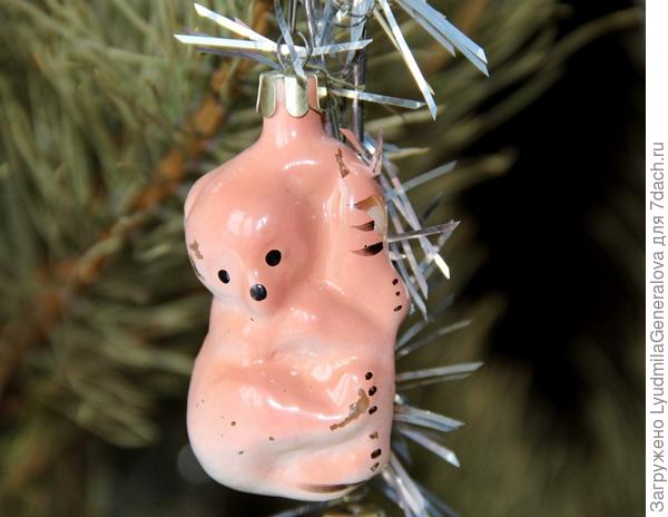 Маленький мишутка "забирается" на нашу ёлочку более 35 лет. Она уже надколота, но я берегу старые игрушки и на Новый год они радуют нас. Хотя, если быть честной, то больше - меня.