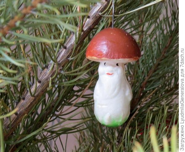 Небьющиеся игрушки украшали "юбочку" новогодней ёлки, чтобы любознательные маленькие дети не могли "попробовать их на зуб".