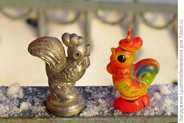 Два петушка. Слева - металлический. Мне его подарил 12 лет (в год Петуха) назад один из заводских умельцев. Мы почему-то стали почитать китайский календарь?!  Справа - декоративная свеча. Поразительное сходство.