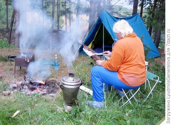 Вот и фоточка с самоваром нашлась. Место под костром ковыряем лопаткой, зарастает быстро.