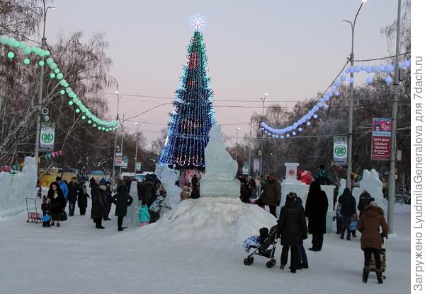 В парке по-прежнему горит ёлка, и не смотря на мороз детей на горках много.