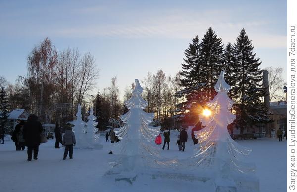 Ледяные ваяния будут стоять до весны.