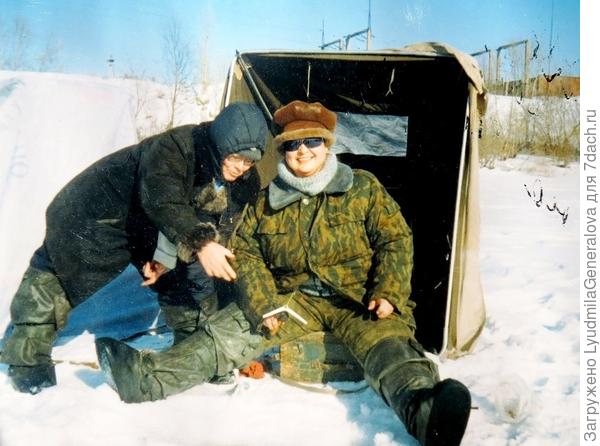 А любительницы подлёдного лова фотографируются на память.