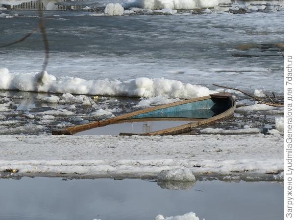 Вместе в огромными льдинами и лодку несёт...