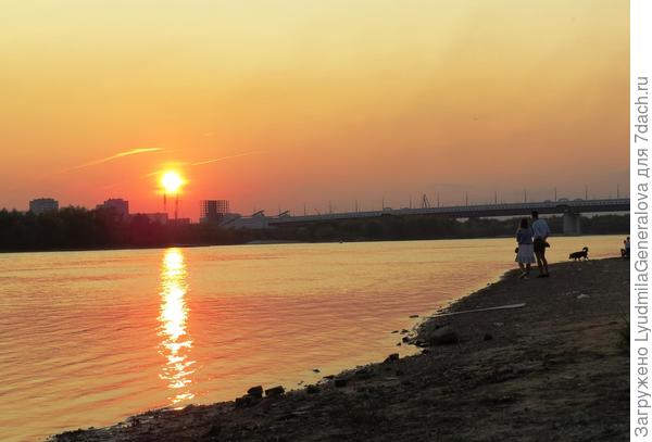 Вода цвета спелого персика