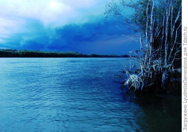 Отражение вечерних грозовых туч превратило реку в море синее