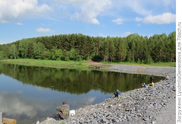На зеркальной глади озера поплавки как на ладони