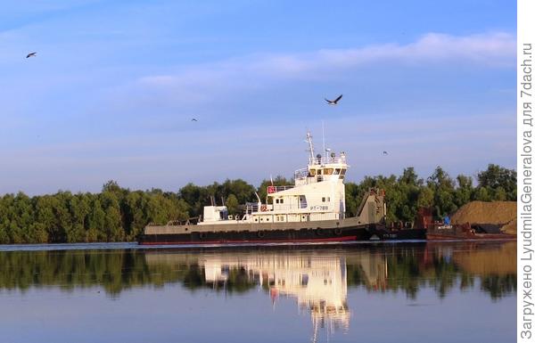 Буксир потревожил зеркальную гладь.