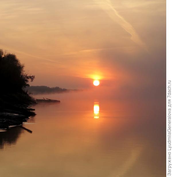 И только круглый горящий диск подскажет, где солнце, а где его отражение