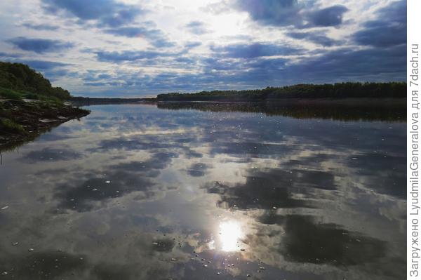 Хмурое сентябрьское утро. Холодная вода имеет оттенок расплавленного свинца.