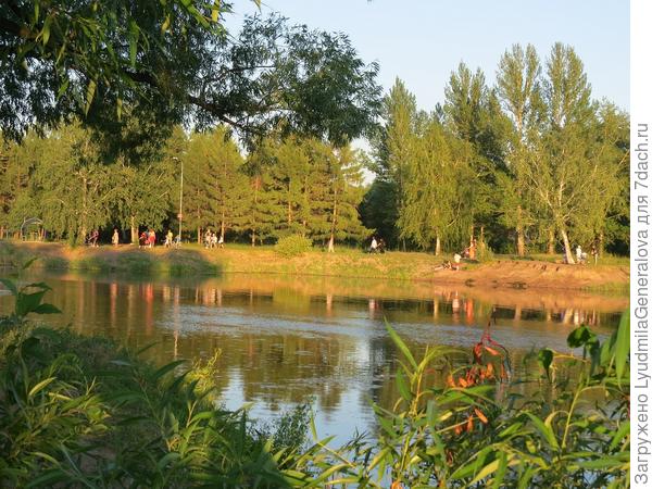 Такой тёплый вечер, что торопиться никуда не хочется.