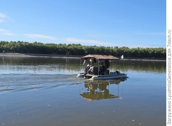 Не перевелись ещё путешественники!!! Причалили к берегу поздороваться. Трое суток в пути. Хотят сплавиться до Салехарда!