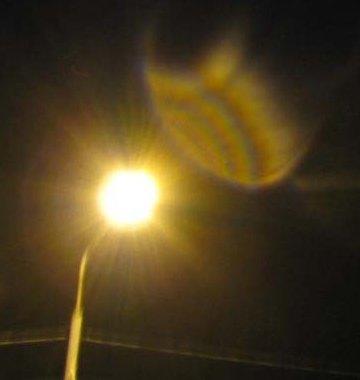 Это рядом с источником света,  а когда фонарь находится сбоку, то по другому проявляется. Физики, наверное,  бы могли пояснить. Этот сделала кадр с балкона, уже и помню, что снимала. Увидела потом на компе при просмотре кадров.