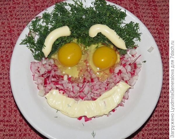 Всё улыбается на даче, даже салатик!