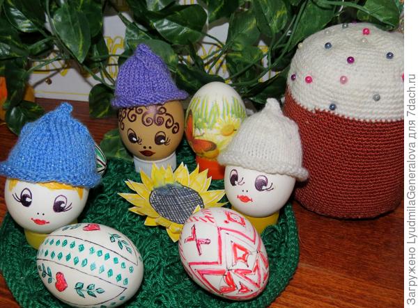 А в Сибири ещё прохладно. Даже яйца в шапочках.