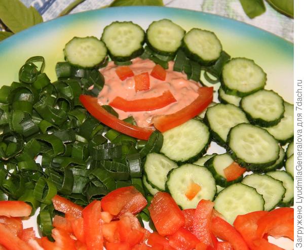 Овощной салат с томатно-майонезным соусом и мелиссой