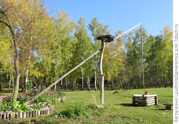 Справа от колодца большая поляна для занятий йогой на свежем воздухе. Причем занятия бесплатные... А значит, нас пионерок-пенсионерок уговаривать не надо!