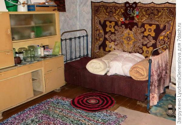 Вязаные коврики были разных размеров, и круглые, и прямоугольные