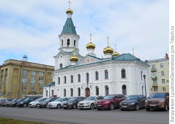 Вход в сквер до стороны Тарских ворот. Чуть правее памятник Достоевскому. Но на моих фото почти везде люди, которые были на экскурсии. Поэтому  просто виды сквера сброшу.