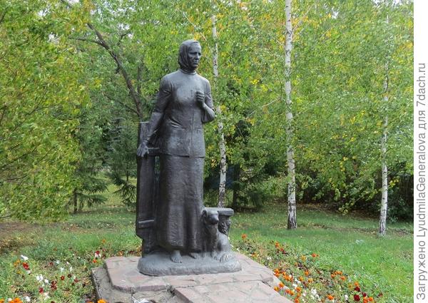 В конце парка, при выходе на набережную Иртыша, наверное помните, памятник Анастасии Акатьевны Ларионовой, проводившей на войну семерых сыновей, из которых никто не вернулся.