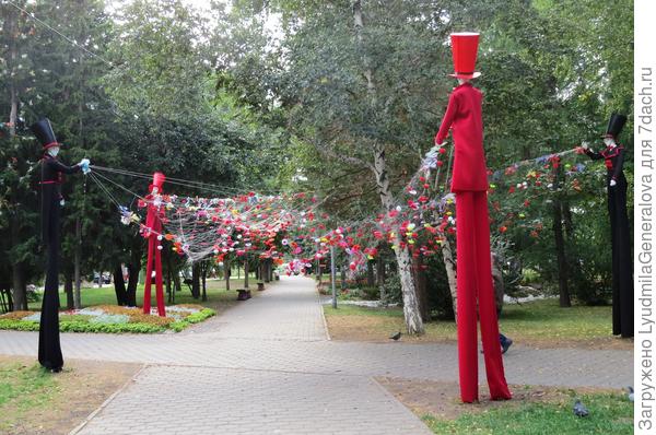 А это композиция в  центре сквера.  здесь молодёжь фотографировалась. На леске (типа рыболовных сетей) прикреплены цветочки.