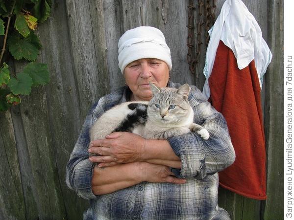 Вот она со своим Снежком, своей отрадой.