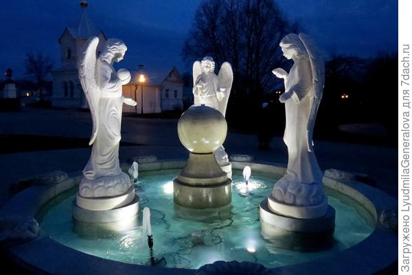 Вечером, уже в 11 часов, у фонтана нам встретился  тот же кот, во всяком случае очень похож.