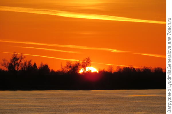 В небе закат цвета кумача.