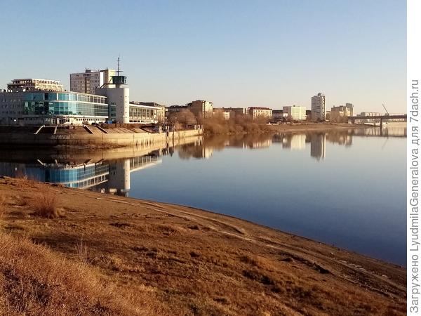 Середина ноября. Речной вокзал. Осенний Иртыш посинел и &quot;разделительная&quot; полоса  в месте слияния двух рек стала незаметной.  Вода летом в Оми  -  притоке Иртыша  -  коричневая.