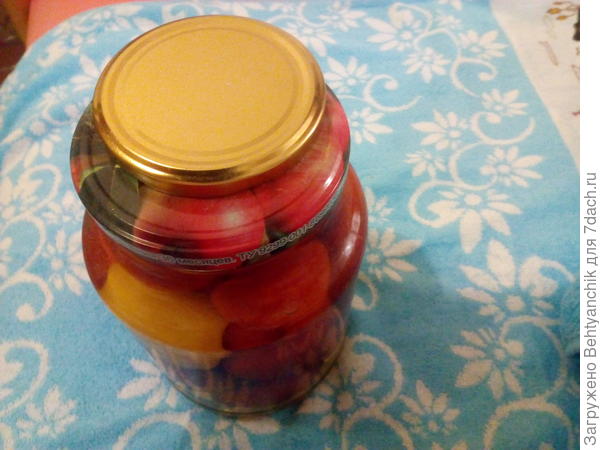 На фото для сравнения на закрытой банке с широким горлышком лежит крышка от стандартной банки.