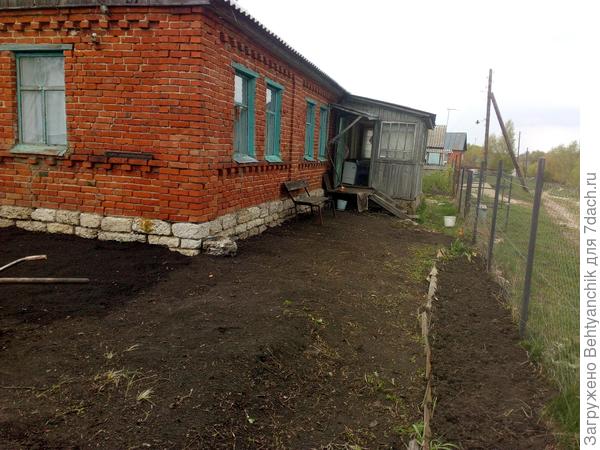 Это мой домик в деревне. И к нему очень много земли