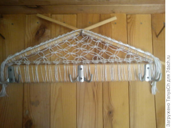 Такая вешелка всё же лучше, чем три гвоздя..
