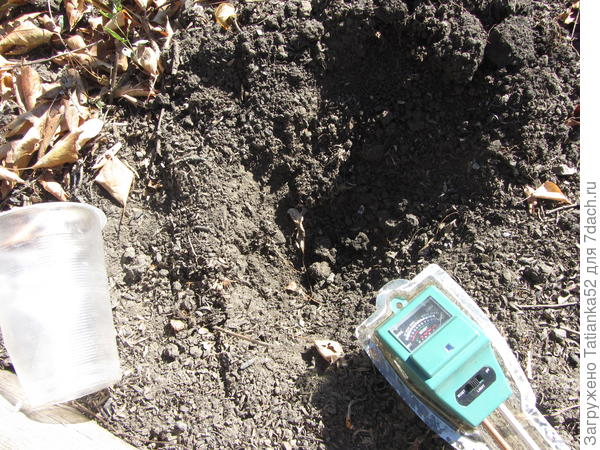 На солнце - зашкаливает! Даже стрелочки на фото не видно.