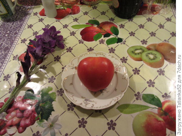 На тарелочке (может быть и не тот, что сферху, поменьше).