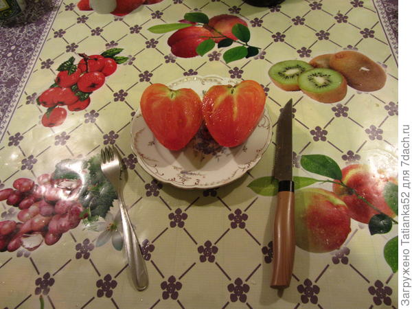 А это на разрезе. Мясистый. Семян мало. Очень вкусный! Хоть в салат, хоть на сок! Для консервации великоват, разве что с последних кистей: там помельче были. Рекомендую!