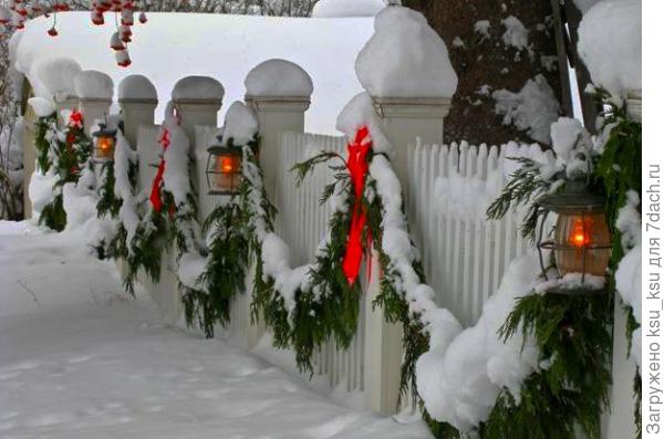 Уличная гирлянда из еловых веток и фонариков. Фото с сайта http://cottage.mondie.ru